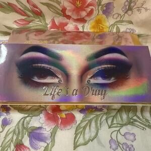 Lunar Beauty Life's a Drag Eyeshadow Palette BY MANNY MUA 14 Shades + Dual Brush